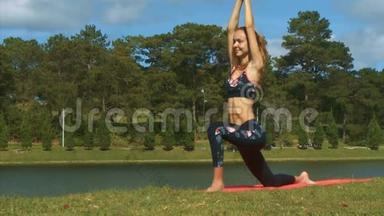 女人改变瑜伽姿势对抗绿河